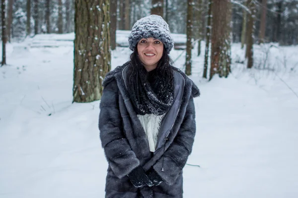 Portret pięknej kobiety na tle zimy. Bliska portret Ładna dziewczyna na zewnątrz. Wesoły kobieta o charakterze — Zdjęcie stockowe