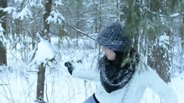 Ragazza Divertente Giocoso Lanciare Palla Neve Direttamente Alla Fotocamera Spruzzi — Video Stock