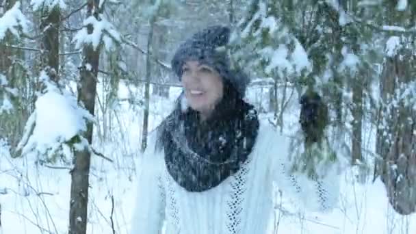 Menina Brincalhão Engraçado Jogar Bola Neve Direto Para Câmera Salpicos — Vídeo de Stock