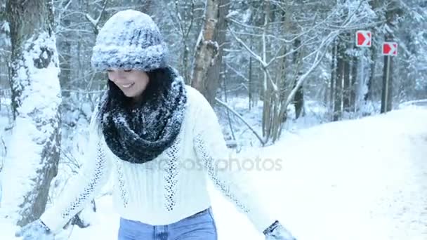 Ragazza Divertente Giocoso Lanciare Palla Neve Direttamente Alla Fotocamera Spruzzi — Video Stock