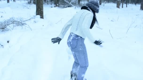 Chica Divertida Juguetona Lanzar Bola Nieve Directamente Cámara Salpicaduras Blancas — Vídeos de Stock