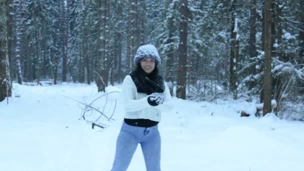 Zabawna Dziewczyna Figlarny Rzuć Śnieżką Wprost Kamery Białe Plamy Latać — Wideo stockowe