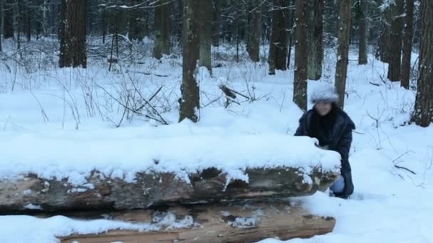 재미 있는 장난 여자 카메라, 화이트 밝아진 비행 주위에 (게) 똑바로 눈덩이 던져. 눈과 숲에서 산책에 주위 바보. 눈 천천히가. — 비디오