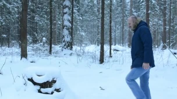 Hombre Bosque Tocón Lanzando Bolas Nieve Saltando Desde Muñón — Vídeo de stock