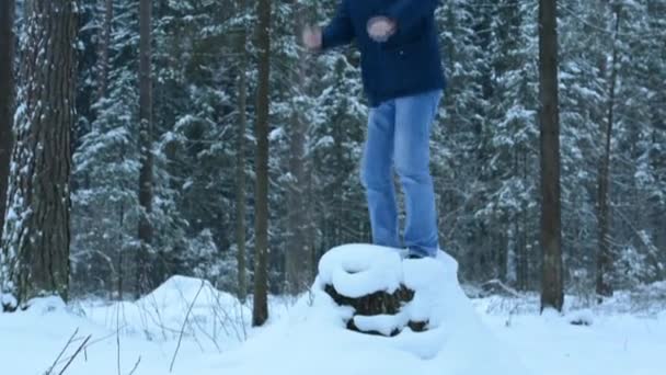 Mannen Skogen Stubbe Kasta Snöbollar Hoppa Från Stubben — Stockvideo