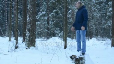 Bir güdük ormandan kartopu atan adam. Güdük atlama