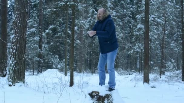 Man Het Bos Een Stomp Sneeuwballen Gooien Springen Van Stomp — Stockvideo