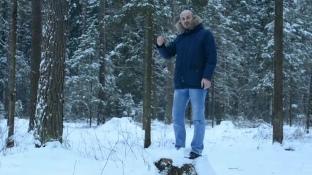 切り株に森の中で雪玉を投げます 切り株からジャンプ — ストック動画