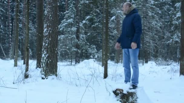 Człowiek Lesie Pniu Rzucanie Śnieżkami Skoki Pnia — Wideo stockowe