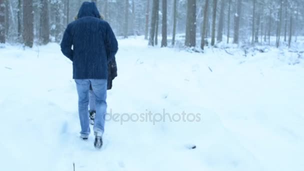 友人は 冬の林道に行きます 重い雪があります — ストック動画