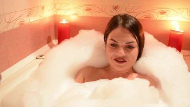 沐浴中放松的年轻女子 女人喜欢浴缸里的泡沫 — 图库视频影像