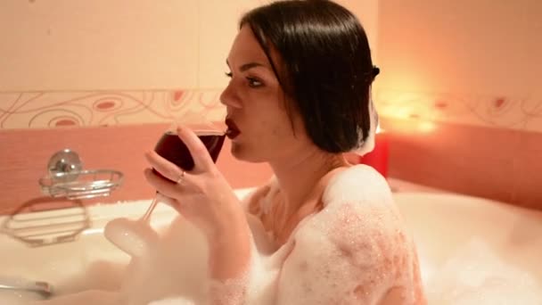 Schönes Mädchen Das Ein Schaumbad Mit Einem Glas Wein Nimmt — Stockvideo