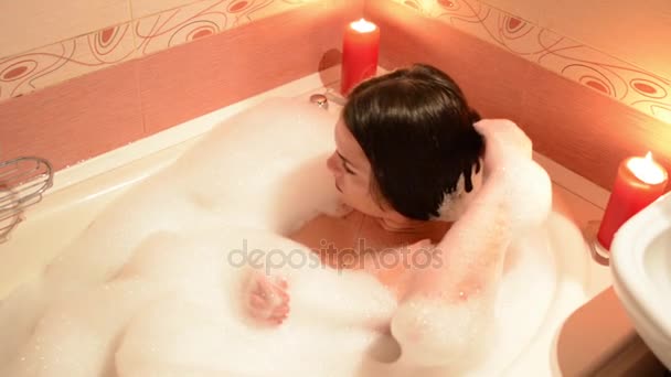 若い女の子が泡風呂します 大きな白いお風呂 — ストック動画