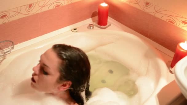 Une Jeune Fille Prend Bain Avec Mousse Grand Bain Blanc — Video