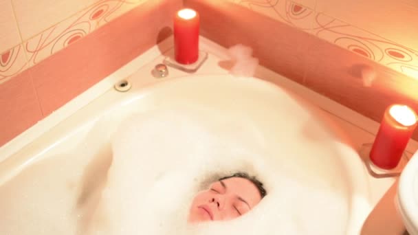 Hermosa Chica Tomando Baño Burbujas Con Una Copa Vino Gran — Vídeos de Stock