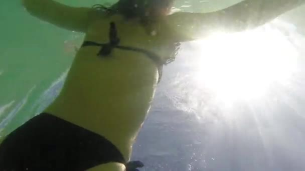 Όμορφη Γυναίκα Υποβρύχια Κολύμβηση Θάλασσα — Αρχείο Βίντεο
