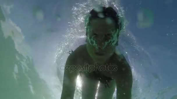女の子は海の水の下で泳ぐ — ストック動画