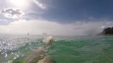 Okyanus adam açık mavi tropikal suya rahatlatıcı yaz plaj tatil üzerinde yüzen ayak yakın çekim