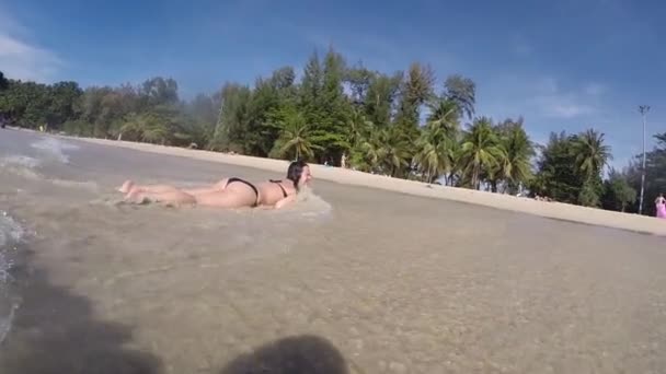 Gelukkig Meisje Ontspannen Het Strand Met Golven — Stockvideo