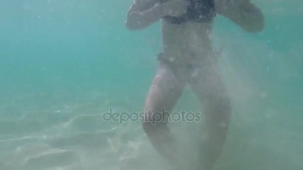 Dziewczyna Pływa Pod Wodą Morzu — Wideo stockowe