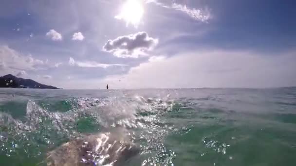 Närbild Fötter Som Flyter Havet Man Avkopplande Klarblå Tropiska Vatten — Stockvideo