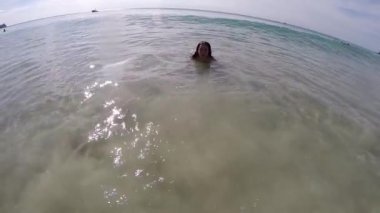 Mutlu kız dalgalar ile sahilde rahatlatıcı