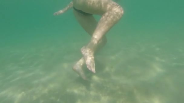 Κορίτσι Κολυμπάει Κάτω Από Νερό Στη Θάλασσα — Αρχείο Βίντεο