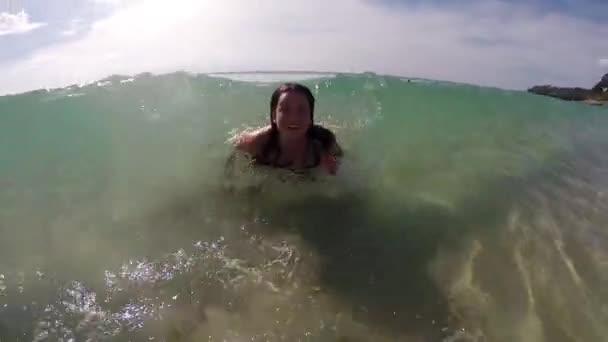 Chica Feliz Relajándose Playa Con Olas — Vídeos de Stock