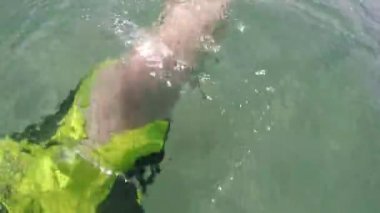 Okyanus adam açık mavi tropikal suya rahatlatıcı yaz plaj tatil üzerinde yüzen ayak yakın çekim