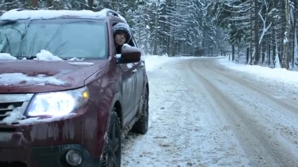 Freunde Auto Auf Einem Waldwinterweg — Stockvideo