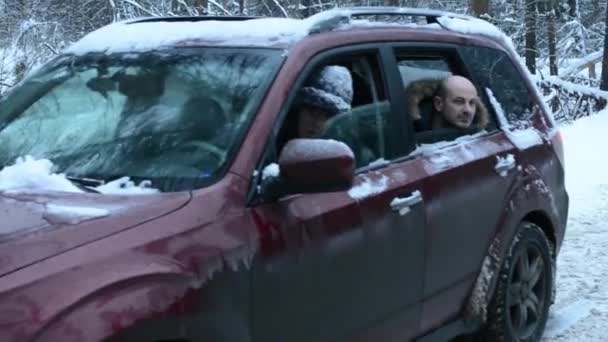 Amigos Coche Una Carretera Invierno Bosque — Vídeos de Stock