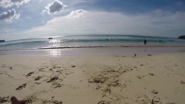 Ταϊλάνδη Πουκέτ Surin Beach Δεκεμβρίου 2017 Άνθρωποι Κολύμπι Στην Παραλία — Αρχείο Βίντεο