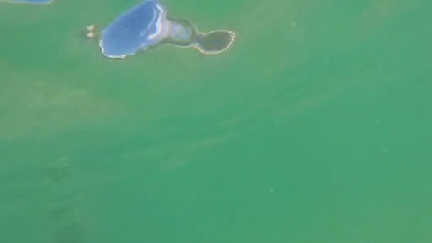 Zbliżenie Stopy Pływające Oceanie Człowiek Wypoczywa Jasny Niebieski Tropikalne Wody — Wideo stockowe