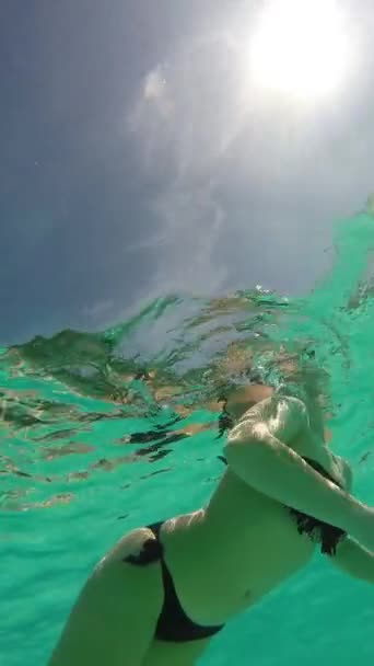 Fille Nage Dans Eau Claire Avec Sable Blanc Côte Azur — Video