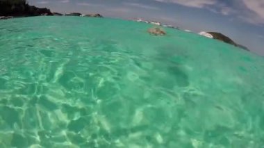 Kız beyaz kum ile açık suda yüzüyor. Cote d'azur Similan Adaları