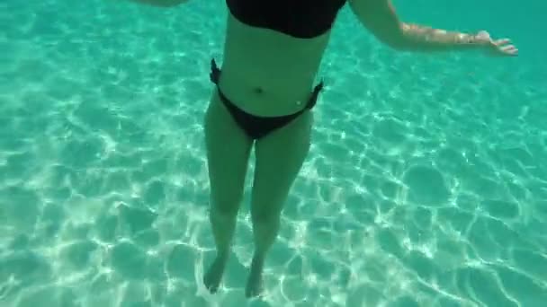 女孩在清澈的水中游泳 用白色的沙子 斯米兰群岛的蔚蓝海岸 — 图库视频影像