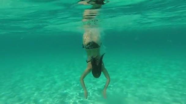 Gadis Berenang Air Jernih Dengan Pasir Putih Cote Azur Dari — Stok Video