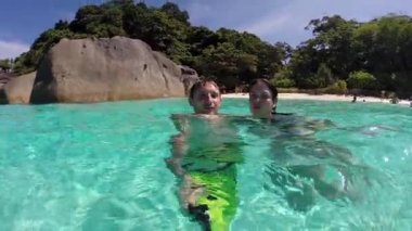 Aşık masmavi sularda yüzmek. Cote d'azur Similan Adaları