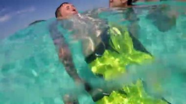 Aşık masmavi sularda yüzmek. Cote d'azur Similan Adaları