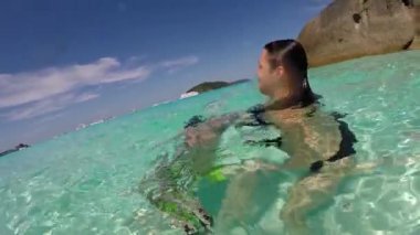 Aşık masmavi sularda yüzmek. Cote d'azur Similan Adaları