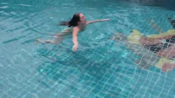 Morena Menina Nada Piscina — Vídeo de Stock