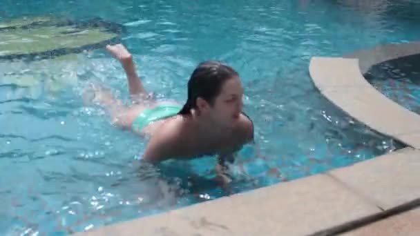 Brunette Fille Nage Dans Piscine — Video