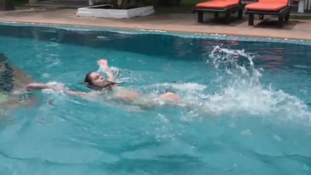 Esmer Kız Havuzda Yüzüyor — Stok video