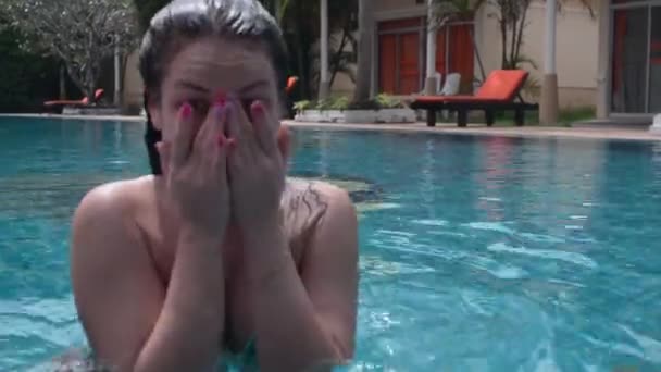 Bruna Ragazza Nuota Piscina — Video Stock