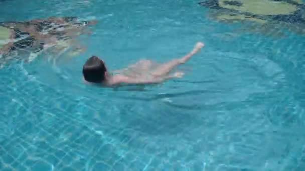 黑发女孩游泳在水池 — 图库视频影像