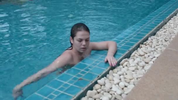 Brunette Girl Swims Pool — Stock Video