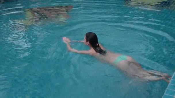 Μελαχρινή Κοπέλα Που Κολυμπά Στην Πισίνα — Αρχείο Βίντεο