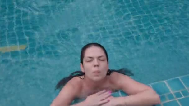 Brunette Girl Swims Pool — Stock Video