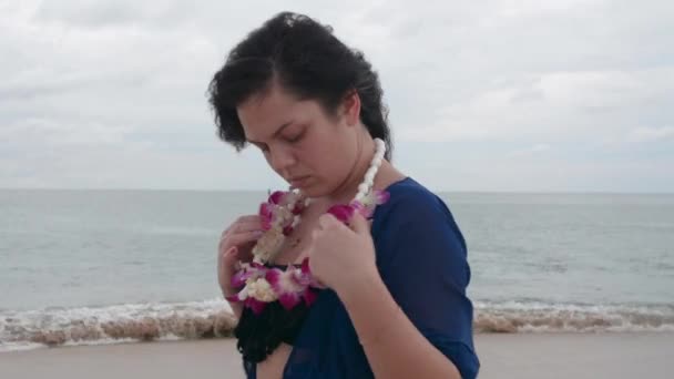 Bruna Cammina Lungo Spiaggia Abito Blu Con Fiori Sul Collo — Video Stock