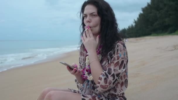 Брюнетка Сидит Пляже Телефоном Девушка Курит — стоковое видео